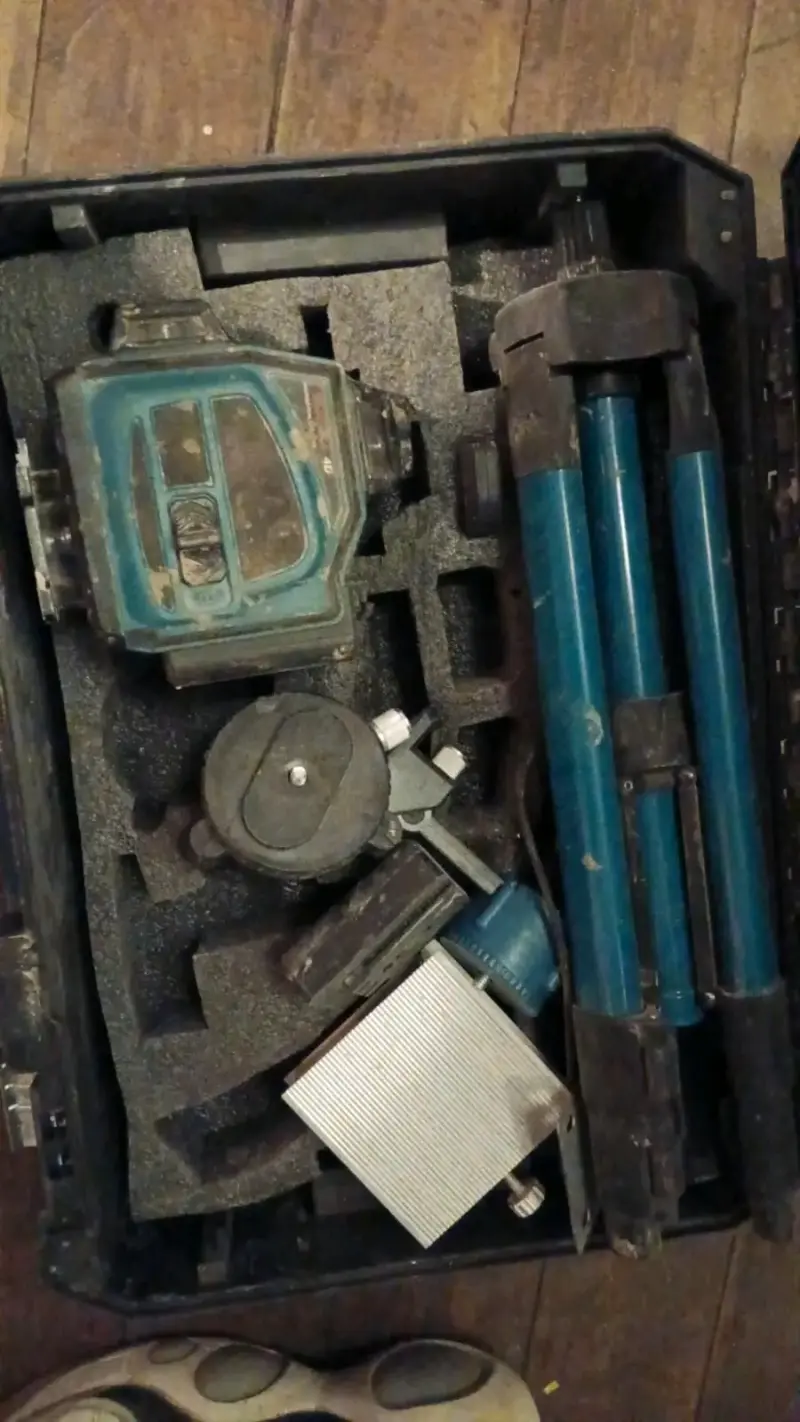 Nivel láser con trípode y estuche