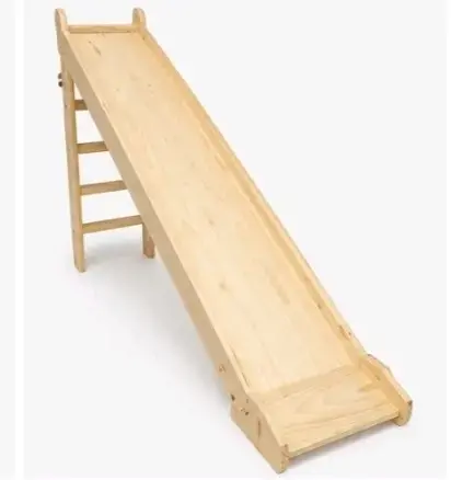 Tobogán de madera para niños