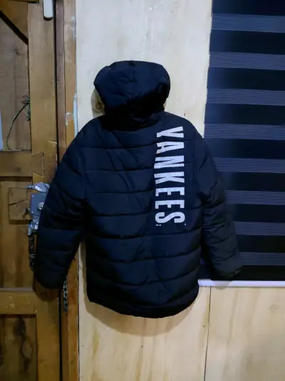 Chaqueta acolchada Yankees negra con capucha - miniatura 1