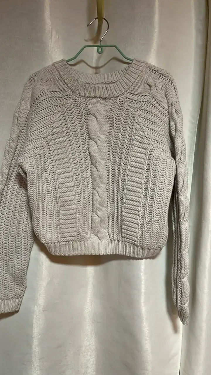 Suéter de lana beige con diseño trenzado