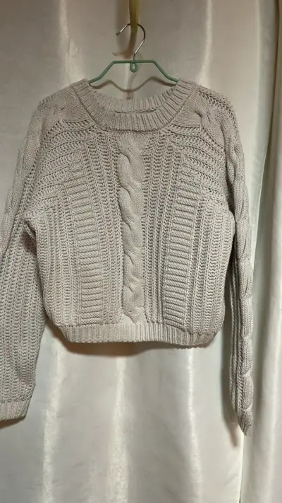 Suéter de lana beige con diseño trenzado - miniatura 1