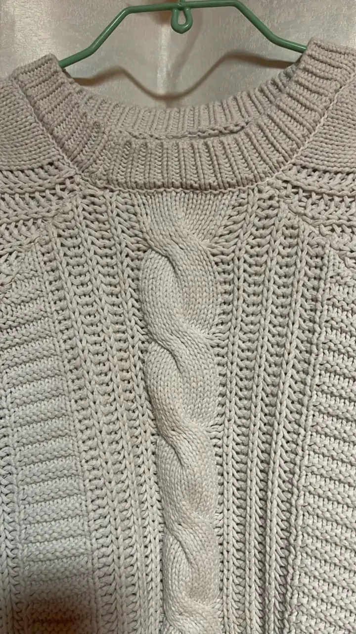 Suéter de lana beige con diseño trenzado - 2