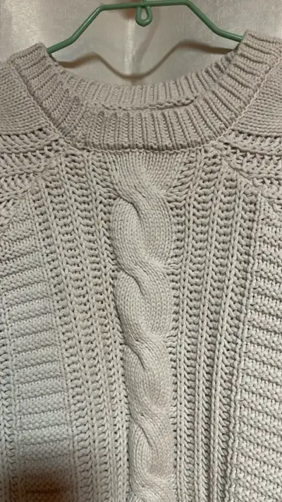 Suéter de lana beige con diseño trenzado - miniatura 2
