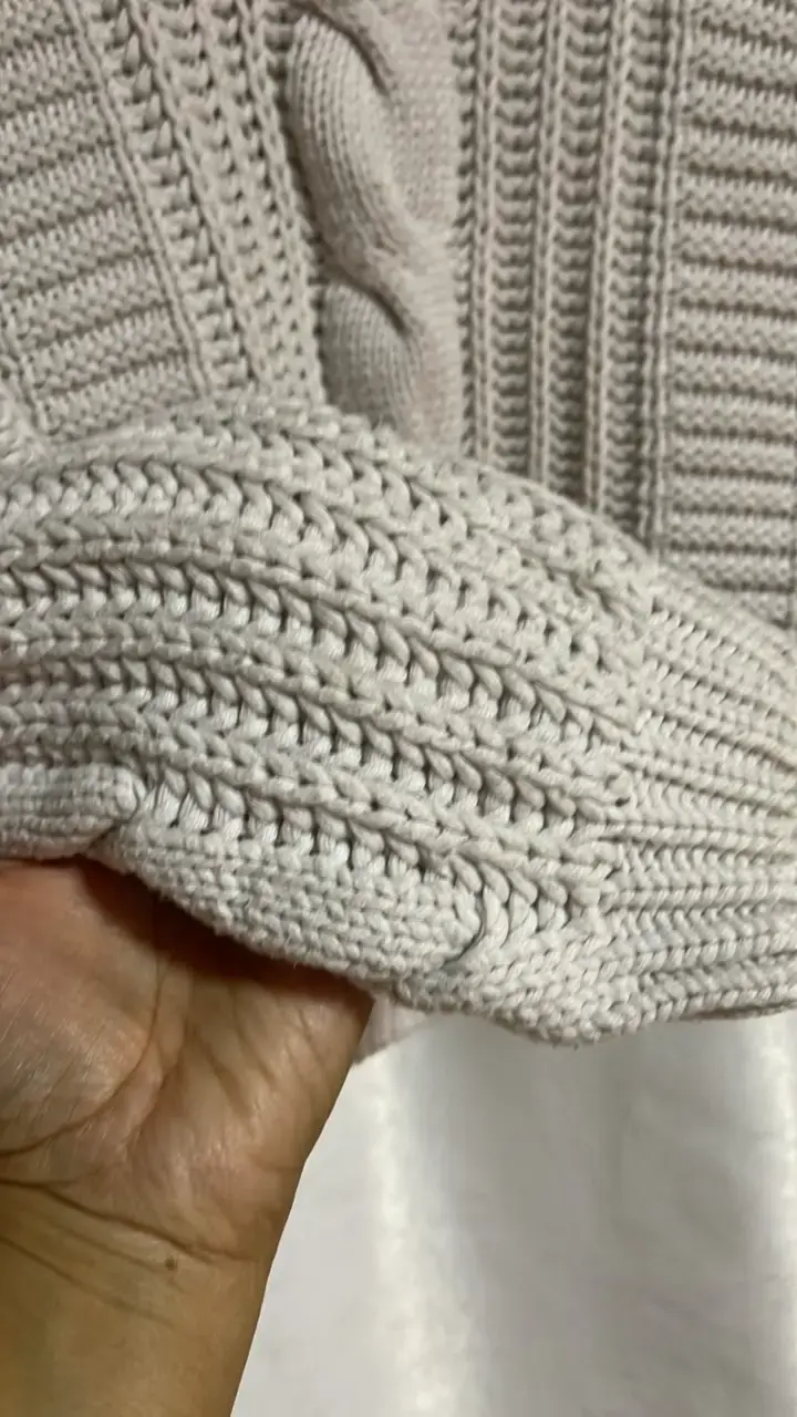 Suéter de lana beige con diseño trenzado - 3