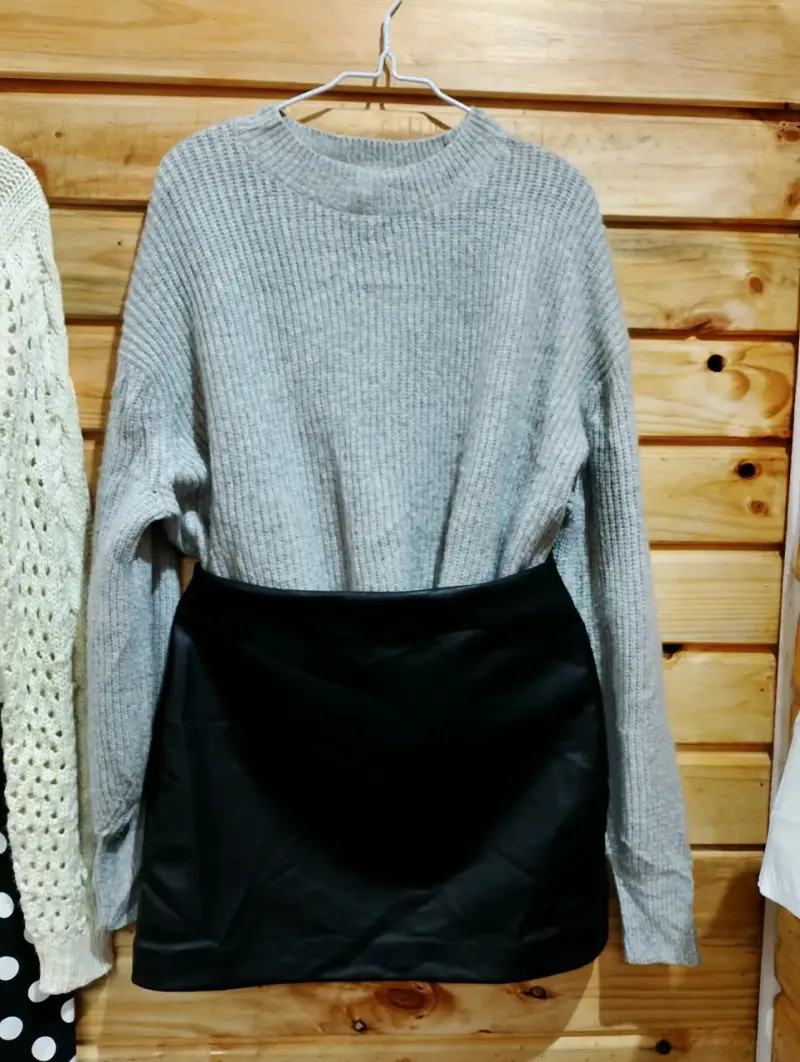 Sweater gris y falda ecocuero negra - 1