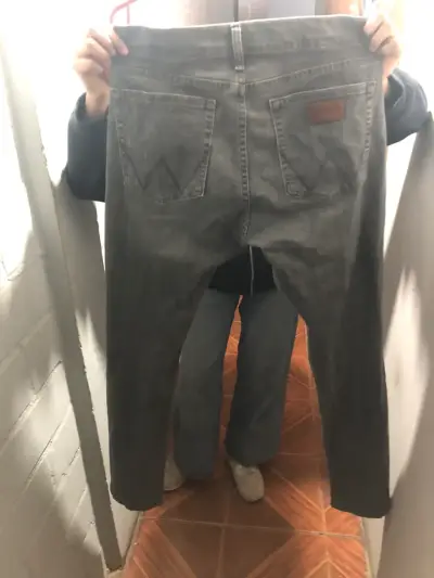 Jeans grises de mezclilla para hombre - miniatura 1