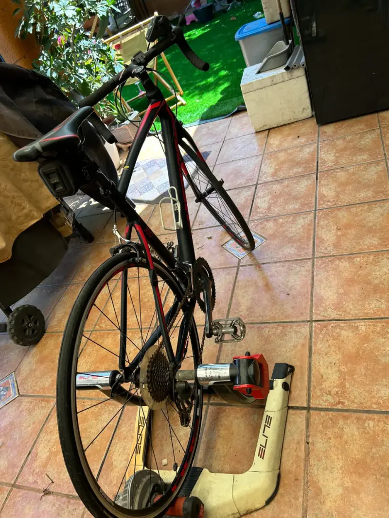 Bicicleta de ruta Merida negra y roja - 2