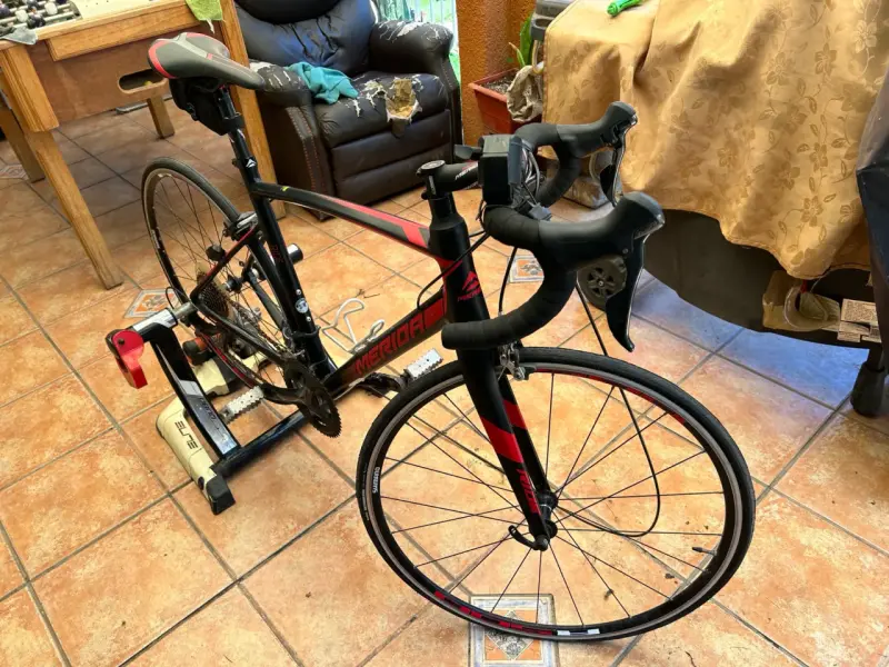 Bicicleta de ruta Merida negra y roja - 3