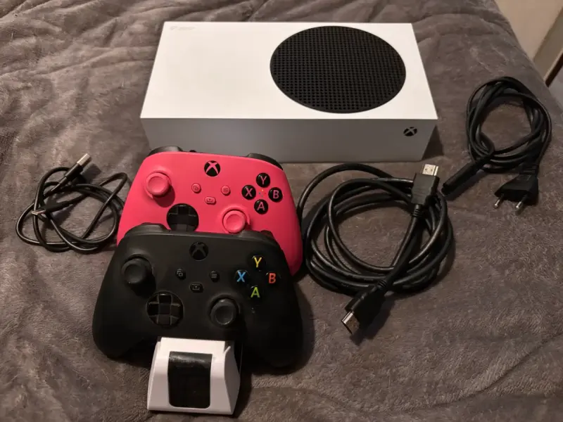 Consola Xbox Series S con dos controles - 1