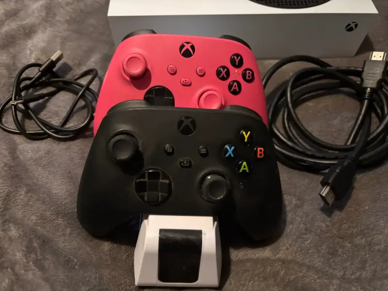Consola Xbox Series S con dos controles - 2