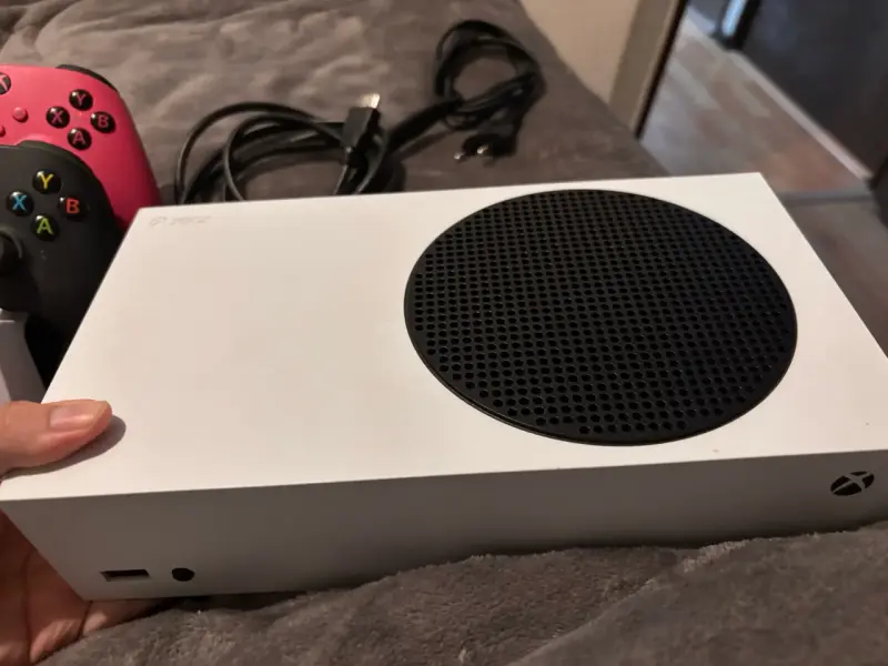 Consola Xbox Series S con dos controles - 4