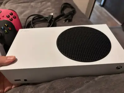 Consola Xbox Series S con dos controles - miniatura 4