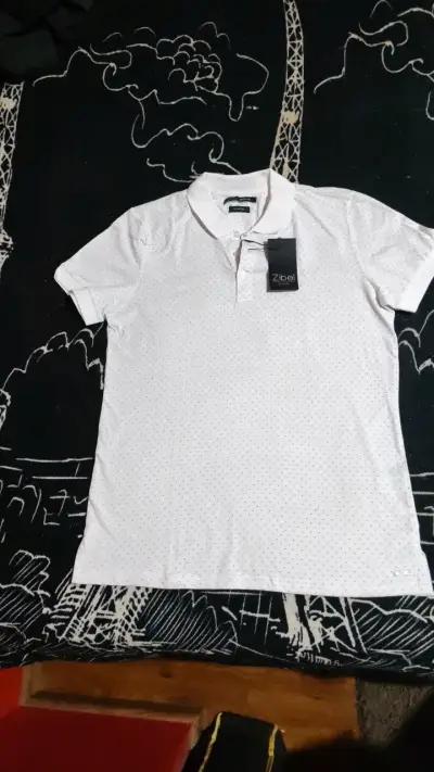 Polera polo blanca Zibel con diseño de puntos - miniatura 1