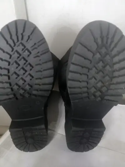 Botas negras de cuero con suela antideslizante - miniatura 1