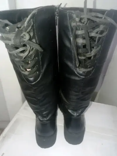 Botas negras de cuero con suela antideslizante - miniatura 2