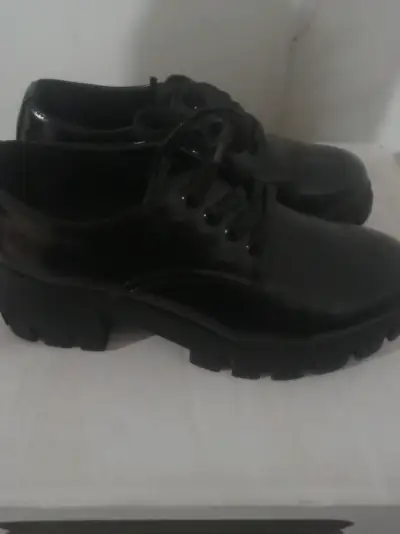 Botas negras de cuero con suela antideslizante - miniatura 5