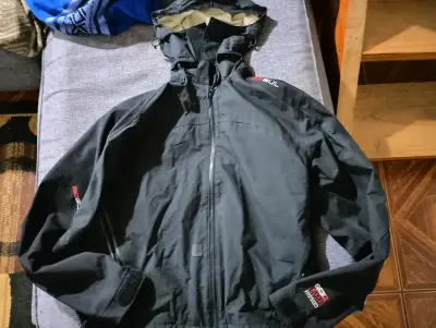 Chaqueta impermeable Bull negra con capucha - miniatura 1