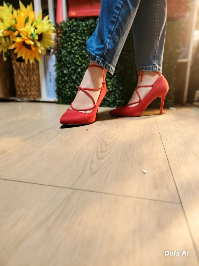 Tacones rojos con cordones elegantes - 2