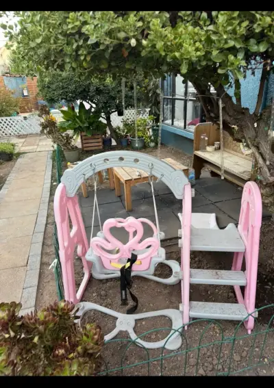 Columpio infantil con resbalín rosa - miniatura 1