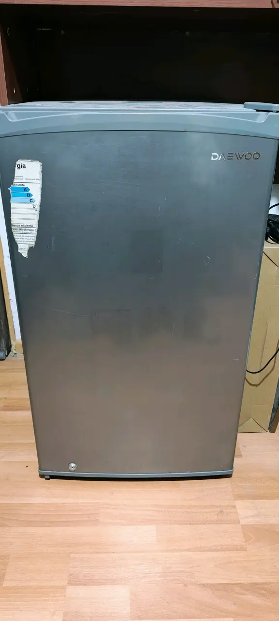 Refrigerador Daewoo compacto gris - 1