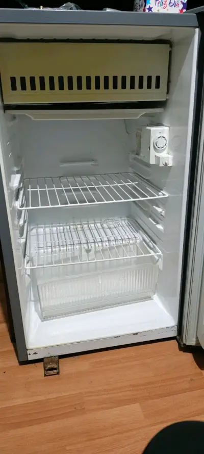 Refrigerador Daewoo compacto gris - miniatura 2