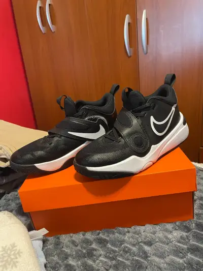 Zapatillas deportivas Nike negras para basquet - miniatura 2