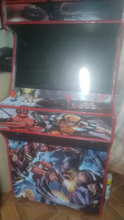 Máquina arcade temática de superhéroes - miniatura 1
