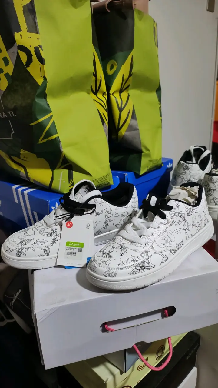 Zapatillas deportivas blancas con diseño animado