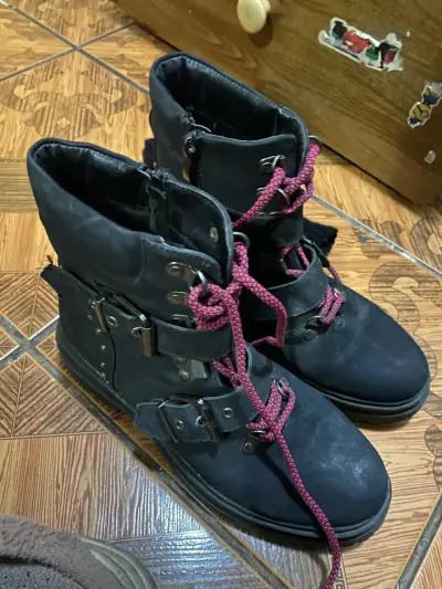 Botas negras con cordones rojos y hebillas - miniatura 1
