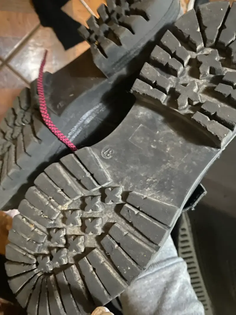 Botas negras con cordones rojos y hebillas - 2