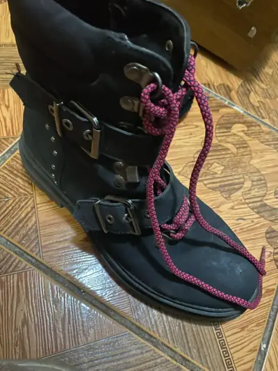 Botas negras con cordones rojos y hebillas - miniatura 3