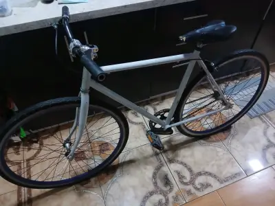 Bicicleta urbana de marco blanco - miniatura 1