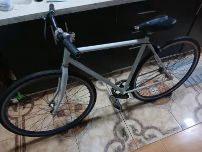 Bicicleta urbana de marco blanco - miniatura 2