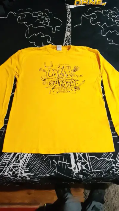 Polera amarilla de manga larga con diseño gráfico - miniatura 1