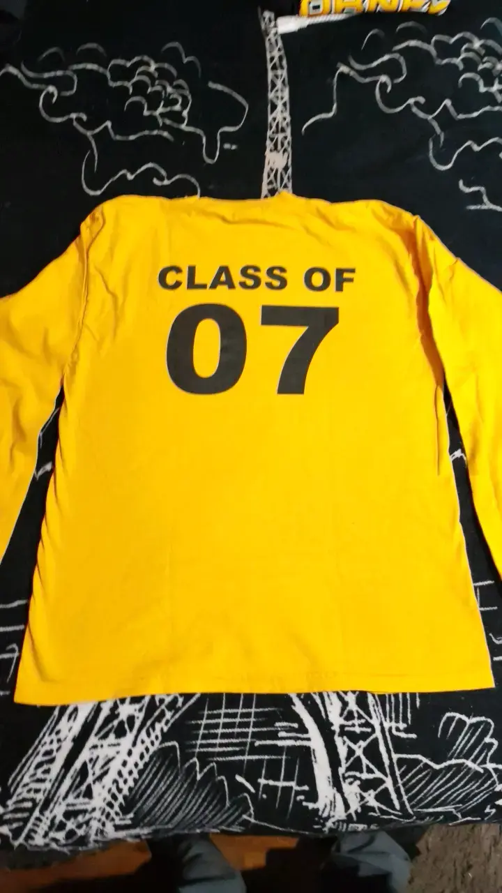 Polera amarilla de manga larga con diseño gráfico - 2