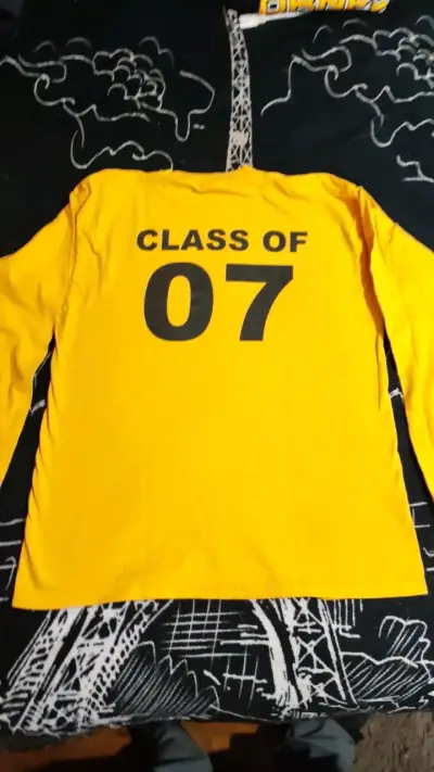 Polera amarilla de manga larga con diseño gráfico - miniatura 2