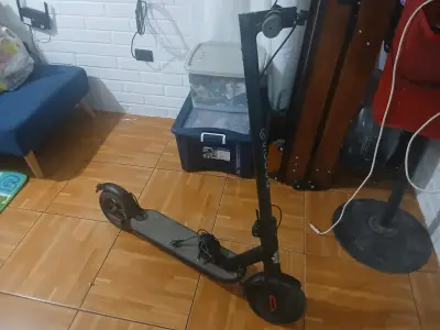 Scooter eléctrico plegable en buen estado - miniatura 1