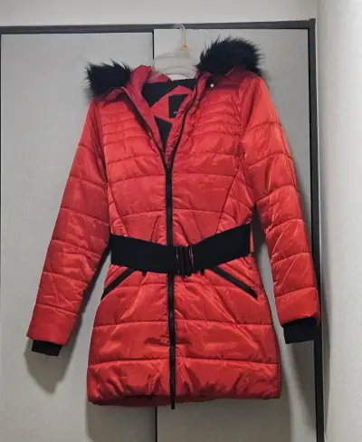 Abrigo rojo acolchado con capucha de piel sintética - miniatura 1