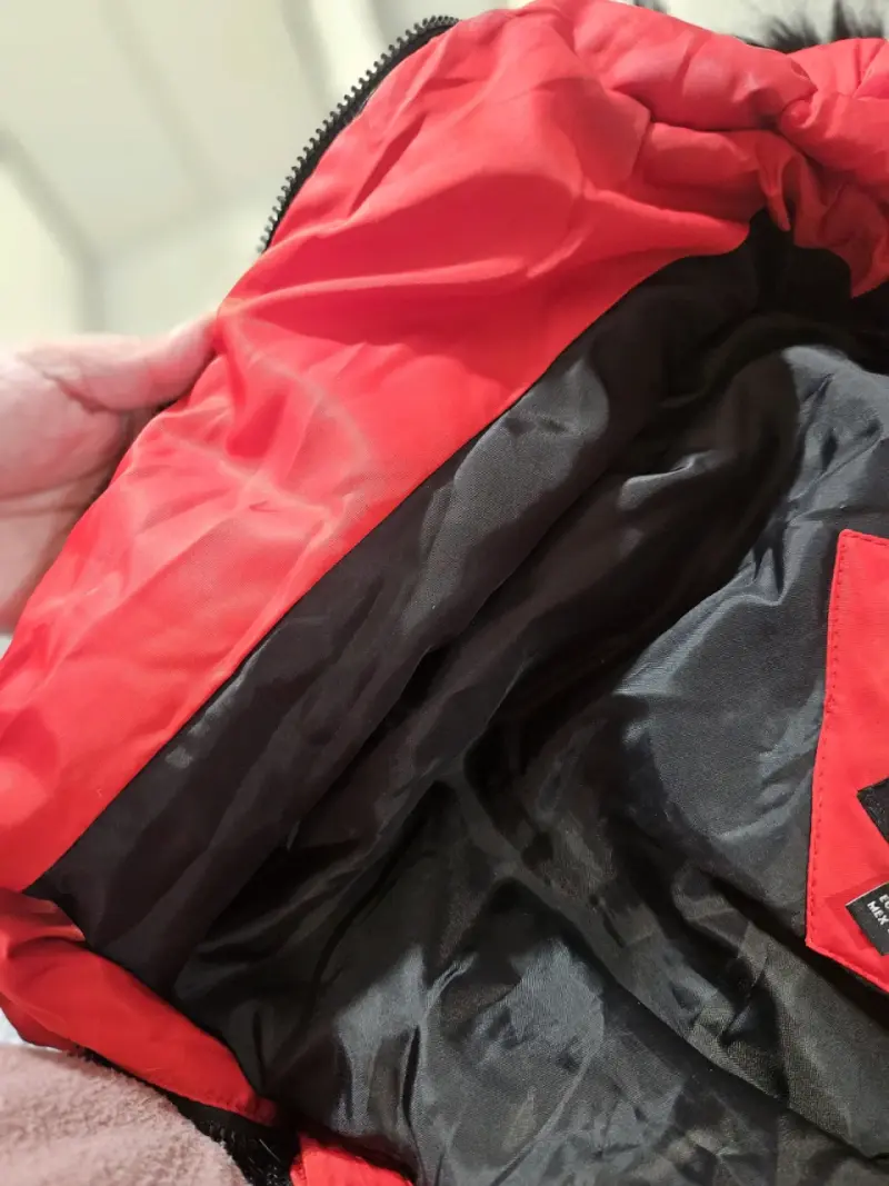 Abrigo rojo acolchado con capucha de piel sintética - 5