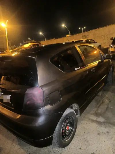 Auto compacto negro en buen estado - miniatura 1