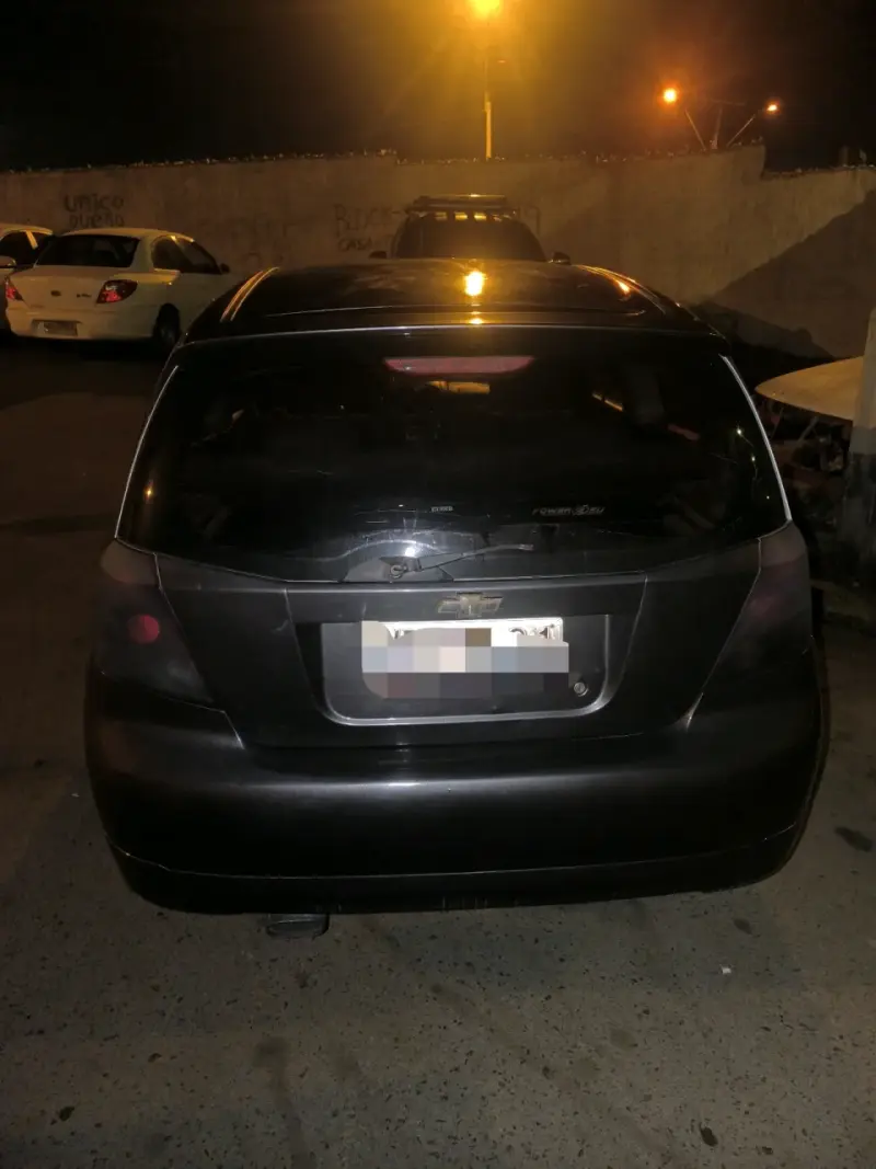 Auto compacto negro en buen estado - 2