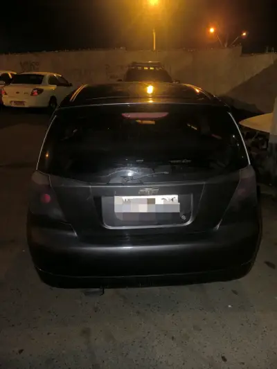 Auto compacto negro en buen estado - miniatura 2