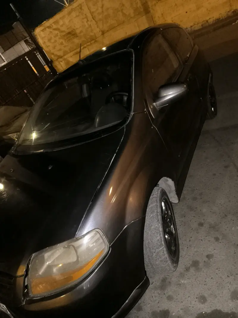 Auto compacto negro en buen estado - 4