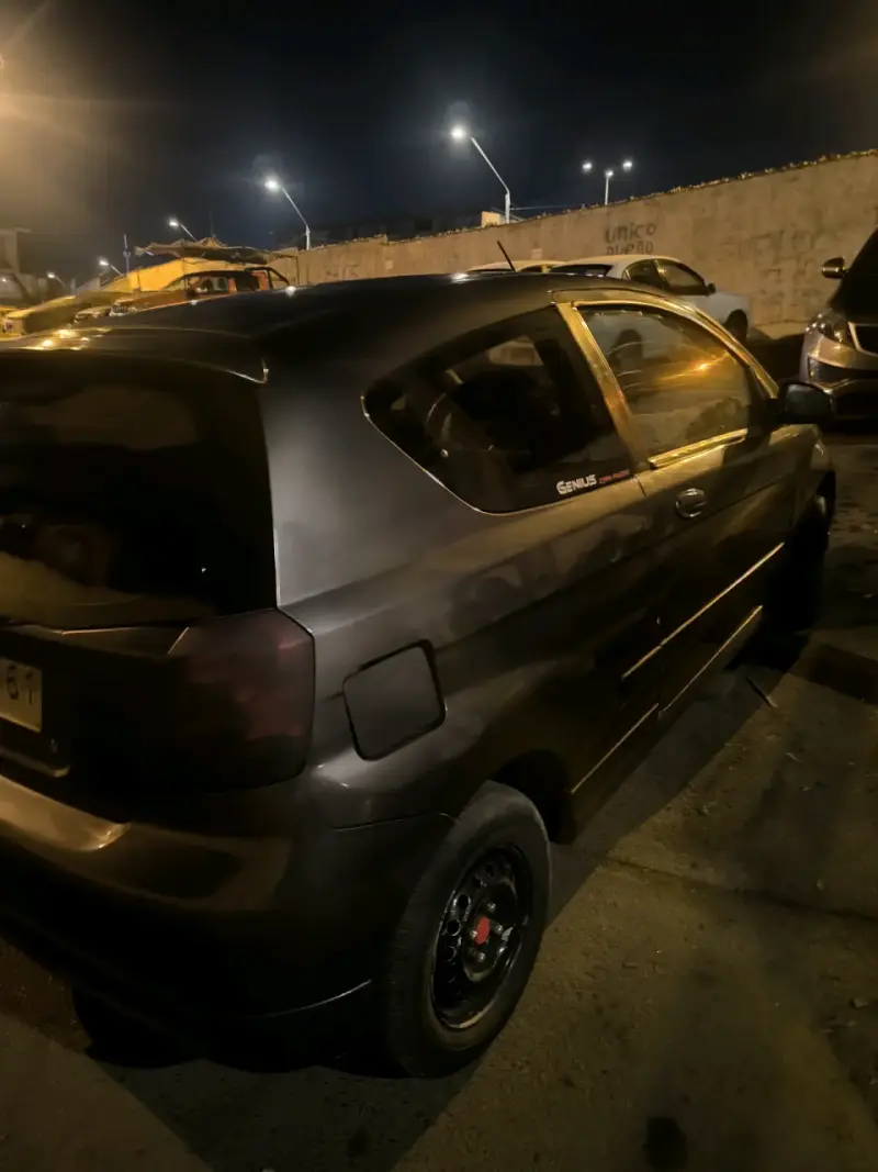Auto compacto negro en buen estado - 5