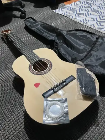 Guitarra acústica con funda y accesorios - miniatura 1