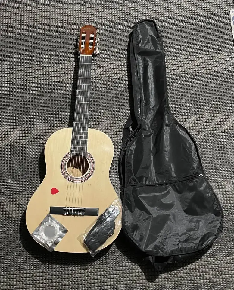Guitarra acústica con funda y accesorios - 2