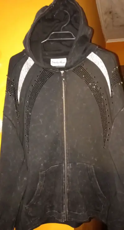 Polerón negro con capucha y detalles brillantes - miniatura 1