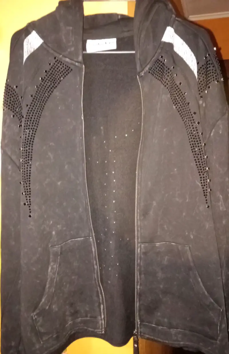 Polerón negro con capucha y detalles brillantes - 3