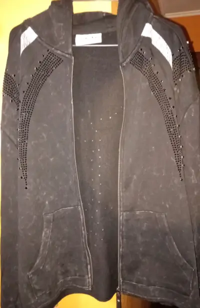 Polerón negro con capucha y detalles brillantes - miniatura 3