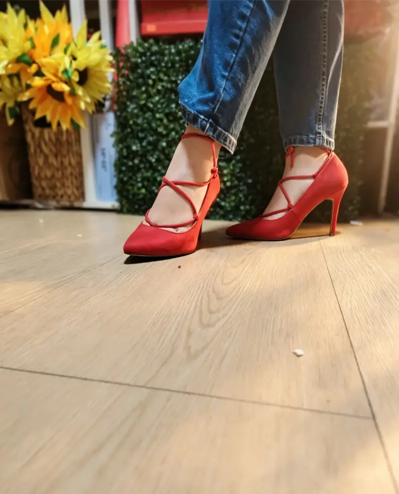 Tacones rojos con cordones elegantes - 2
